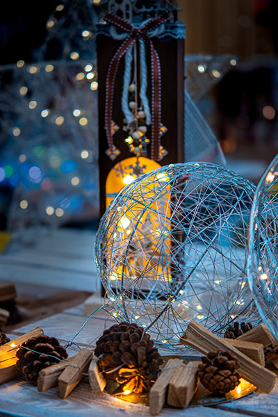 Décoration de Noël - illuminations - boules filaires et guirlandes lumineuses
